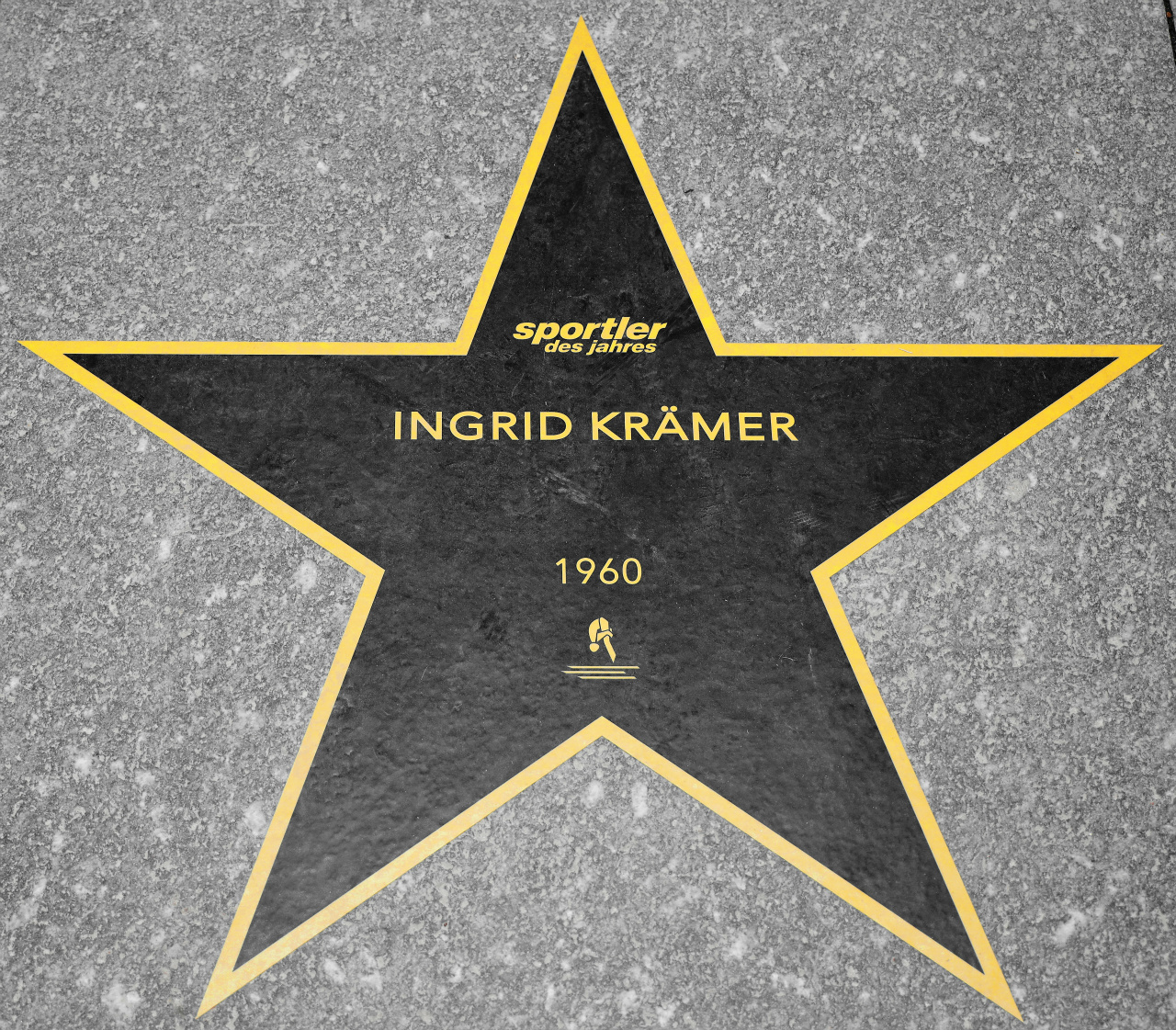 Ingrid Krämer als 1. Sportlerin des Jahres von 1960, verewigt auf dem "Walk of Sports" in den Kurhaus-Kolonnaden von Baden-Baden