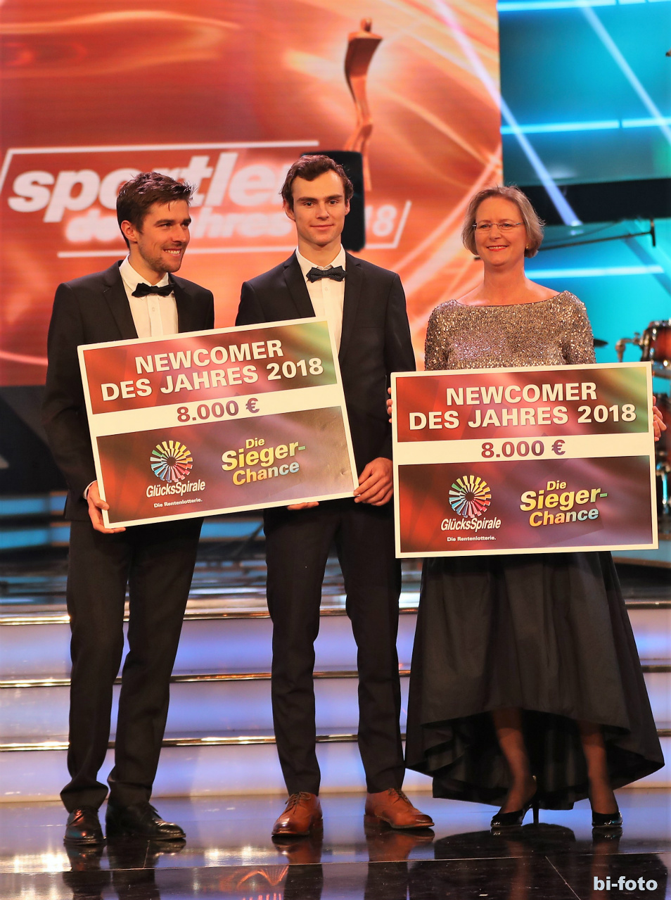 … der frisch gekürte "Newcomer des Jahres" 2018 Vinzenz Geiger (Mitte) mit Johannes Rydzek (li.) u. Friederike Sturm bei der Übergabe der Siegerchecks